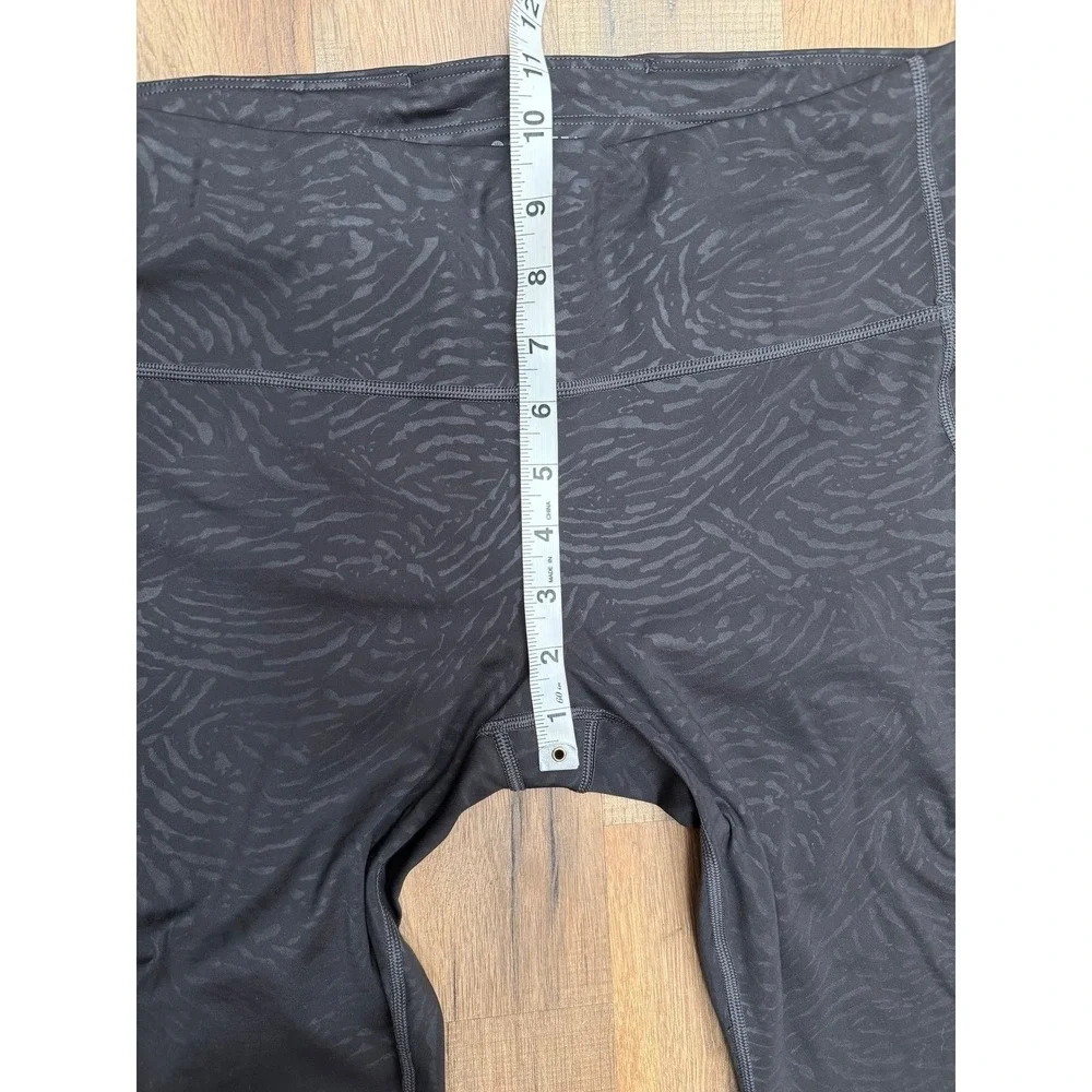 Athleta Ultimate Stash Pocket Embossed‎ Capri Leggings Black Zebra Print L